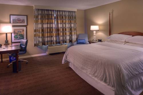 Imagen de la habitación del Hotel Sheraton Westport Lakeside Chalet. Foto 8