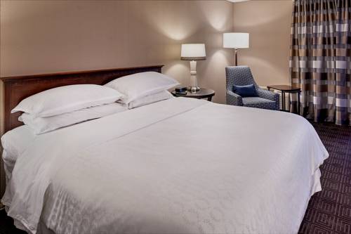 Imagen de la habitación del Hotel Sheraton Westport Lakeside Chalet. Foto 13