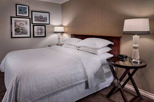 Imagen de la habitación del Hotel Sheraton Westport Lakeside Chalet. Foto 15