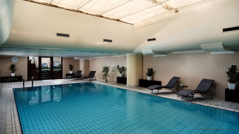 Imagen de la piscina del Hotel Sheraton Zagreb. Foto 16