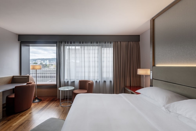 Imagen de la habitación del Hotel Sheraton Zurich. Foto 13