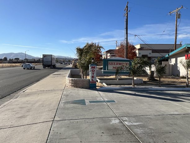 Imagen de los exteriores del Hotel Sherwood Motel, Palmdale. Foto 6