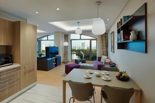 Imagen de la habitación del Hotel Sherwood Suites. Foto 7