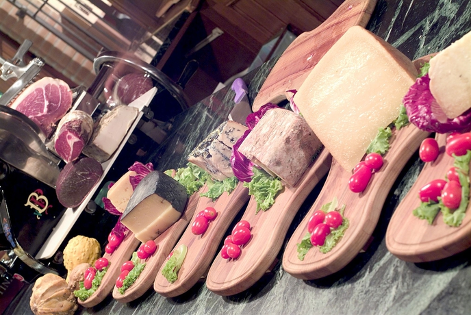 Imagen del bar/restaurante del Hotel Shg De La Ville. Foto 2