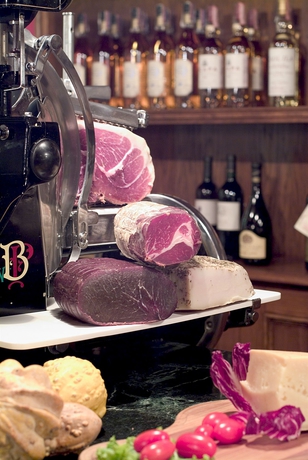 Imagen del bar/restaurante del Hotel Shg De La Ville. Foto 3