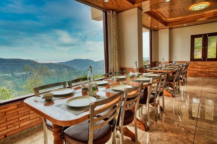 Imagen del bar/restaurante del Hotel Shimla Alpine Regency. Foto 10