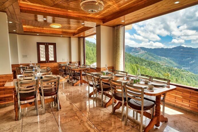 Imagen del bar/restaurante del Hotel Shimla Alpine Regency. Foto 11