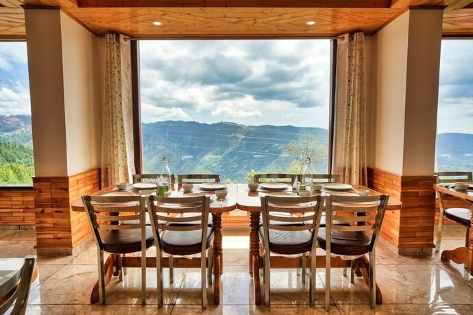 Imagen del bar/restaurante del Hotel Shimla Alpine Regency. Foto 12