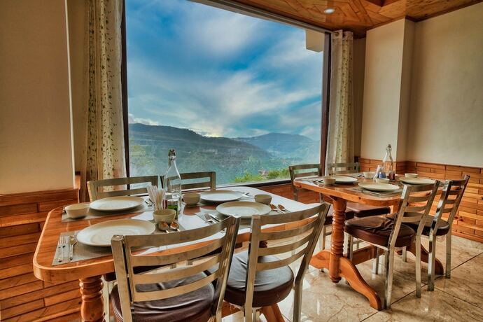 Imagen del bar/restaurante del Hotel Shimla Alpine Regency. Foto 13