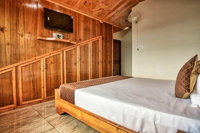Imagen de la habitación del Hotel Shimla Alpine Regency. Foto 17