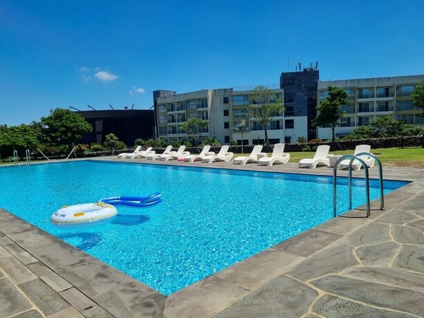 Imagen de la piscina del Hotel Shin Shin Jeju. Foto 19