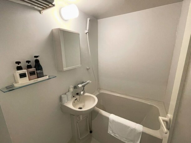 Imagen de la habitación del Hotel Shinjuku Sun Park. Foto 14