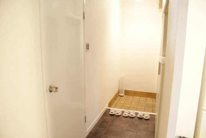 Imagen de los interiores del Hotel Shin-osaka Grand-h 302. Foto 36
