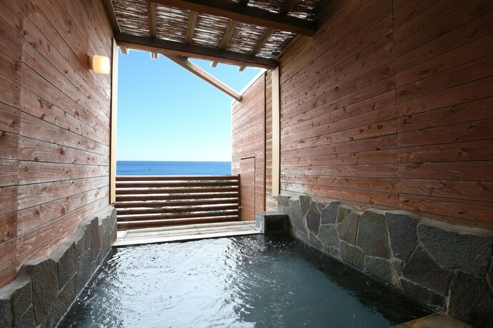 Imagen de la piscina del Hotel Shiosai Resort Kamogawa. Foto 31