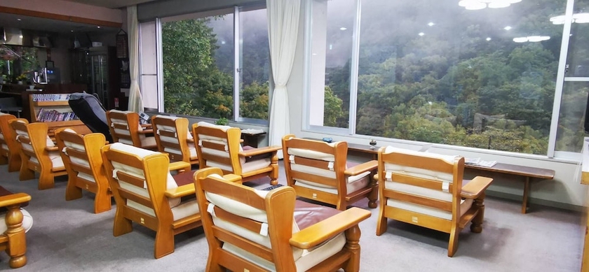 Imagen de los interiores del Hotel Shiozawa Onsen Shichihokan. Foto 13
