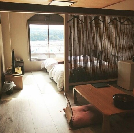 Imagen de la habitación del Hotel Shirahama Yasuragi noyado TOMARIGI. Foto 9