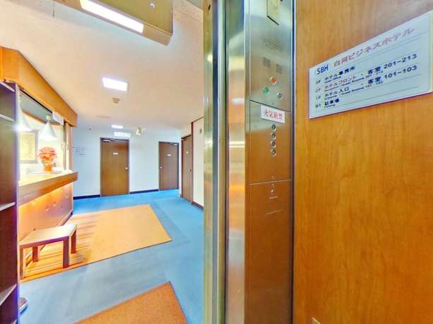 Imagen de los interiores del Hotel Shirakawa Business. Foto 19