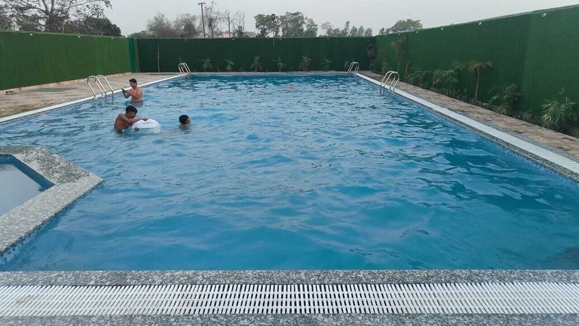 Imagen de la piscina del Hotel Shiva Palace by Golden Leafs. Foto 15