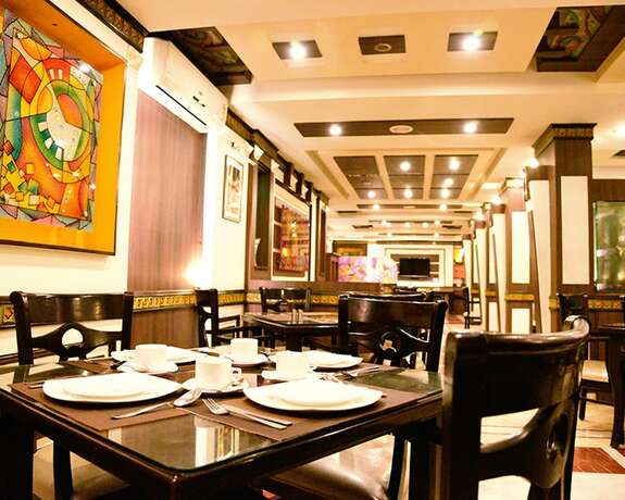 Imagen del bar/restaurante del Hotel Shiva Residency, Dehradun. Foto 16
