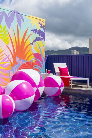 Imagen de la piscina del Hotel Shoreline Waikiki. Foto 19