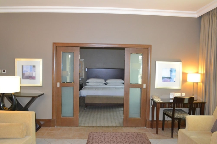 Imagen de la habitación del Hotel Shreaton Al Khalidiya. Foto 2