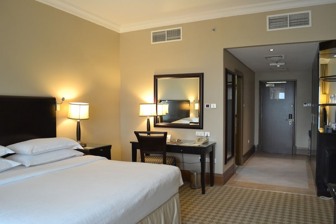 Imagen de la habitación del Hotel Shreaton Al Khalidiya. Foto 9