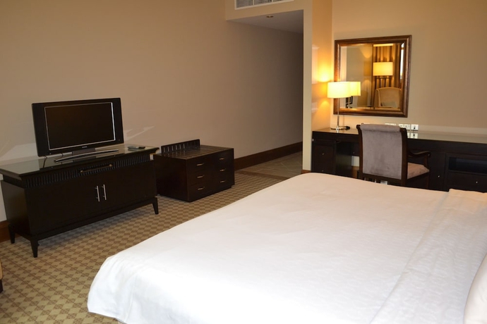 Imagen de la habitación del Hotel Shreaton Al Khalidiya. Foto 12
