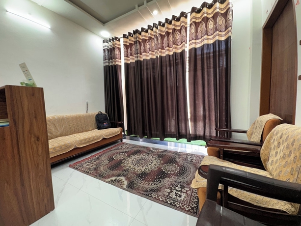 Imagen de los interiores del Hotel Shree Hanumat Kripa Dham. Foto 12