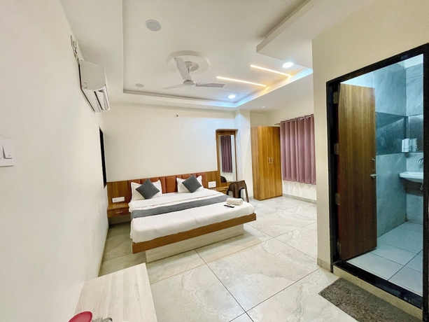 Imagen de la habitación del Hotel Shree Nakoda Paradise - Ujjain. Foto 9