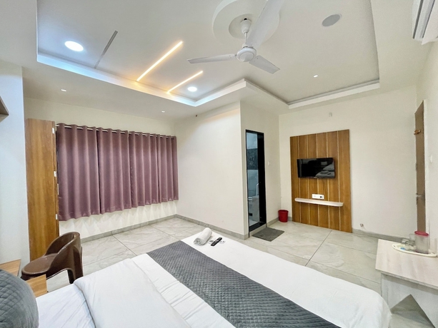 Imagen de la habitación del Hotel Shree Nakoda Paradise - Ujjain. Foto 11