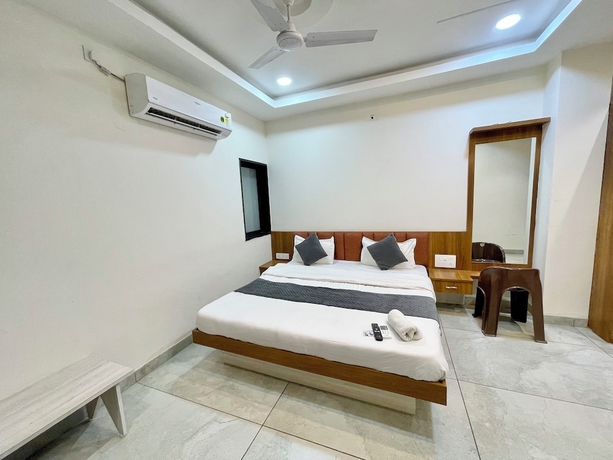 Imagen de la habitación del Hotel Shree Nakoda Paradise - Ujjain. Foto 12