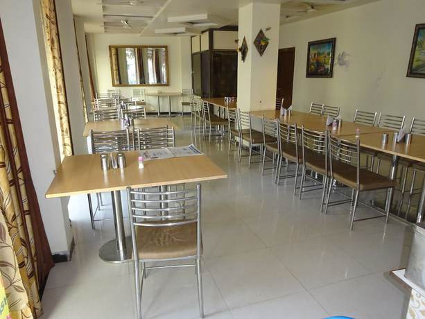 Imagen del bar/restaurante del Hotel Shri Hari Prem. Foto 3