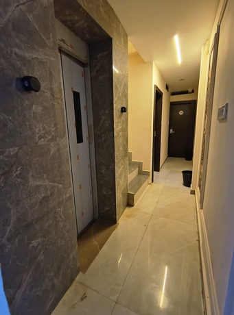 Imagen de los interiores del Hotel Shri Radha hotels. Foto 8