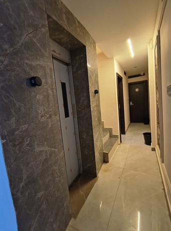 Imagen de los interiores del Hotel Shri Radha hotels. Foto 9