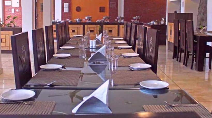 Imagen del bar/restaurante del Hotel Shrigo Resort Pyramid Home Divine. Foto 8