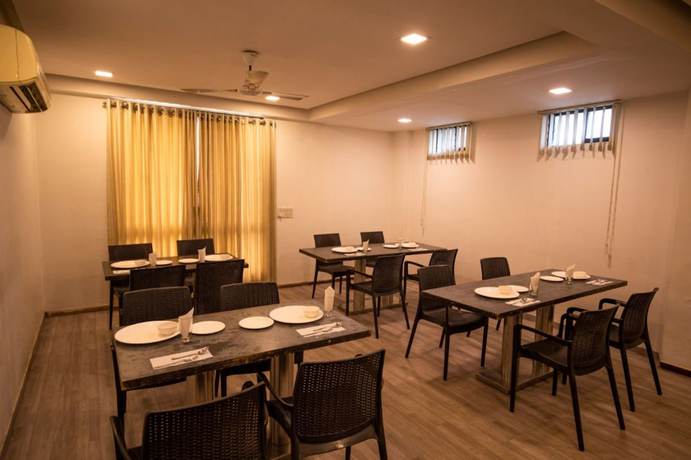 Imagen del bar/restaurante del Hotel Shrimad Residency. Foto 5