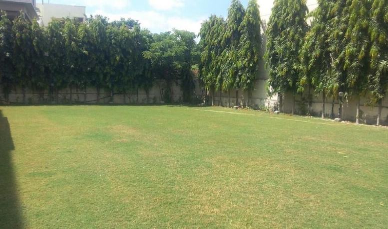 Imagen de los exteriores del Hotel Shrinathinn. Foto 13