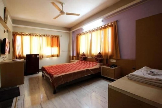 Imagen de la habitación del Hotel Shrinathinn. Foto 12