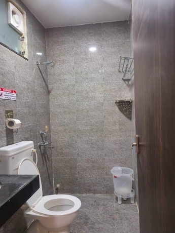 Imagen de la habitación del Hotel Shubh Mangal Grand. Foto 6