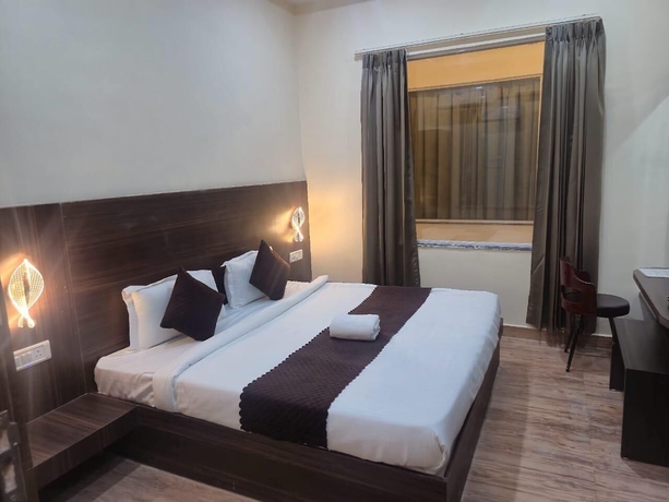Imagen de la habitación del Hotel Shubh Mangal Grand. Foto 8