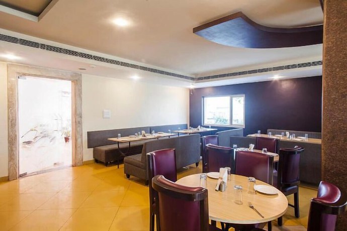 Imagen del bar/restaurante del Hotel Shubham Majesty. Foto 2