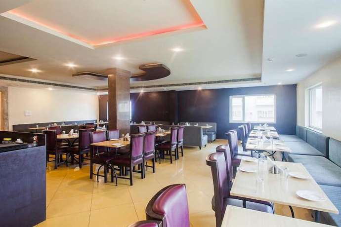 Imagen del bar/restaurante del Hotel Shubham Majesty. Foto 3