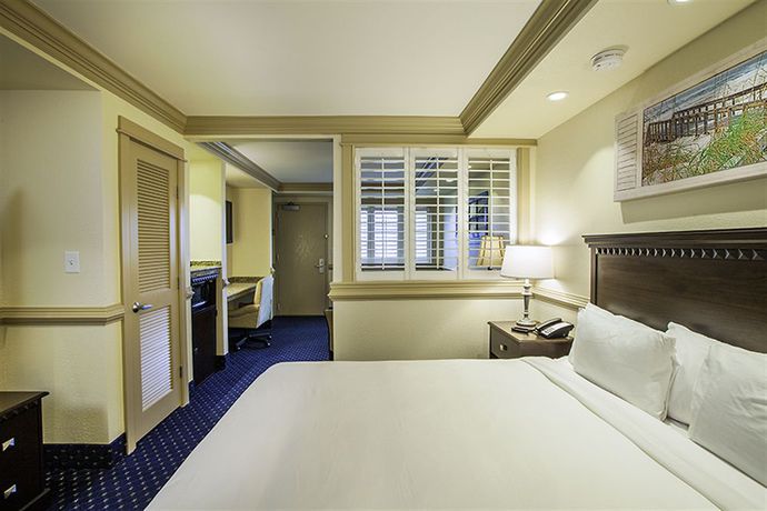 Imagen de los exteriores del Hotel Shutters On The Banks. Foto 6