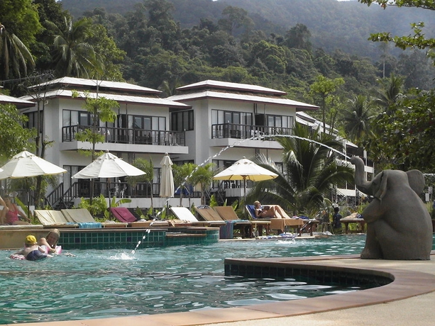 Imagen de la piscina del Hotel Siam Beach Resort. Foto 14