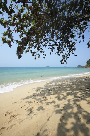 Imagen de los exteriores del Hotel Siam Beach Resort. Foto 12