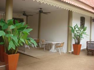 Imagen general del Hotel Siam Court Bang Saray. Foto 2