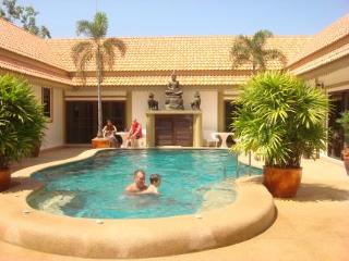 Imagen general del Hotel Siam Court Bang Saray. Foto 26