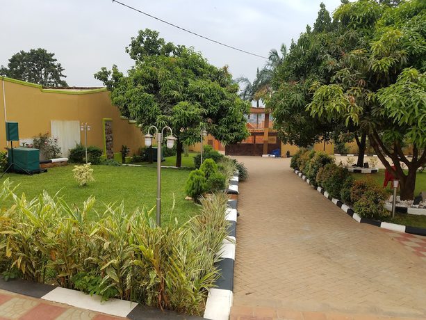 Imagen de los exteriores del Hotel Sibyangu Standard. Foto 15