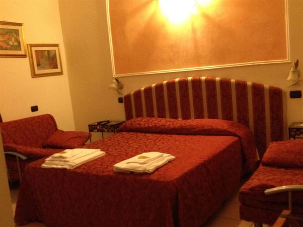Imagen de la habitación del Hotel Sicilia. Foto 4
