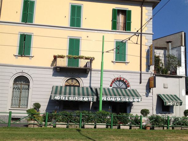 Imagen de los exteriores del Hotel Sicilia. Foto 6